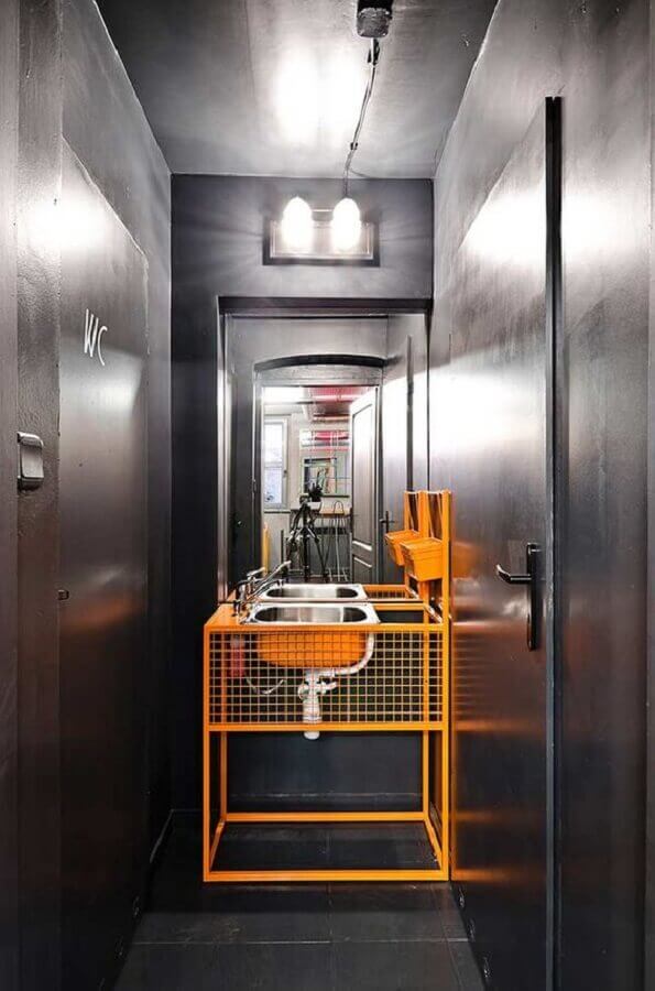 Decoração de banheiro industrial moderno cinza com detalhe em laranja Foto Decor Fácil