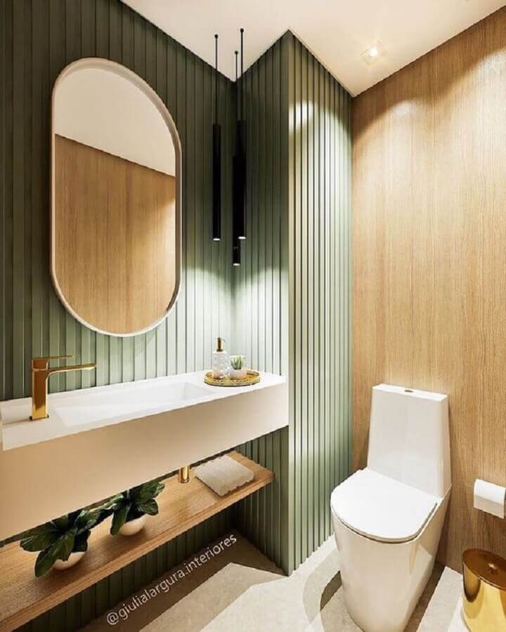 Decoração de banheiro planejado com parede ripada pintada de verde Foto Giulia Largura