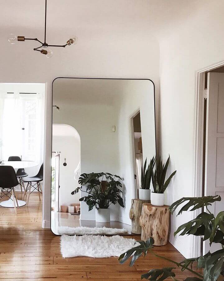 Decoração de casa clean com espelho de corpo inteiro de chão Foto Lindsey Louie