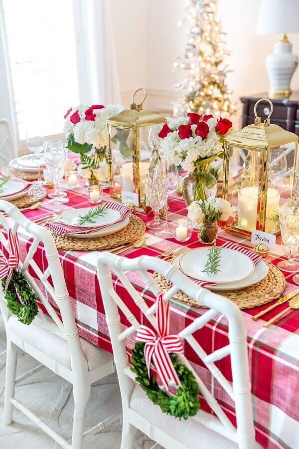 Decoração de ceia natalina com arranjo de flores brancas e vermelhas e toalha xadrez vermelha Foto Amazing Home Decoration Ideas