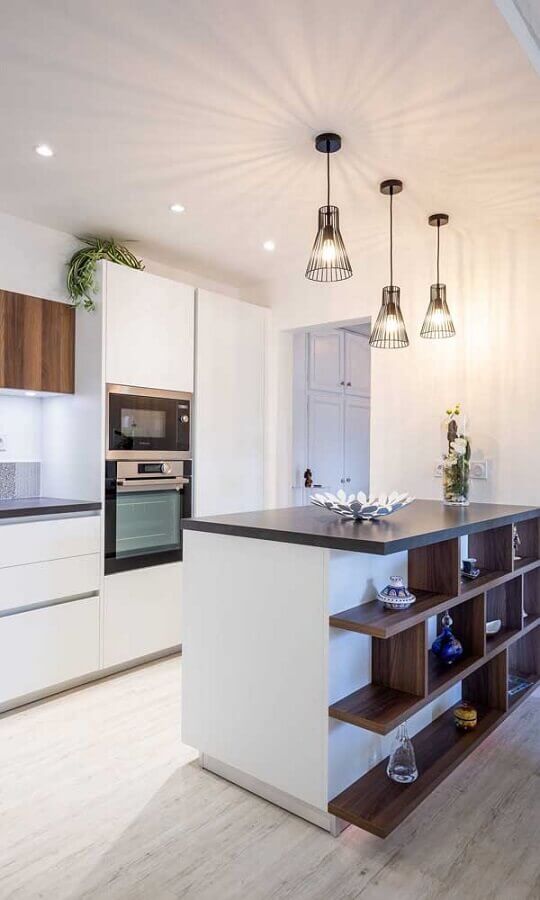 Decoração de cozinha planejada branca com lustre aramado preto Foto Jeito de Casa