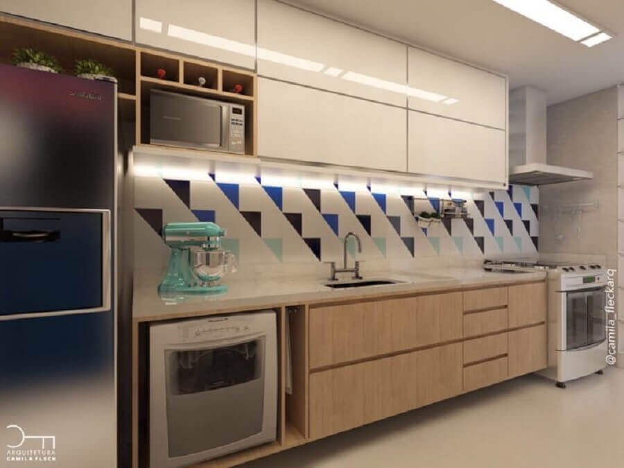 Decoração de cozinha planejada com azulejo colorido Foto Arquiteta Camila Fleck
