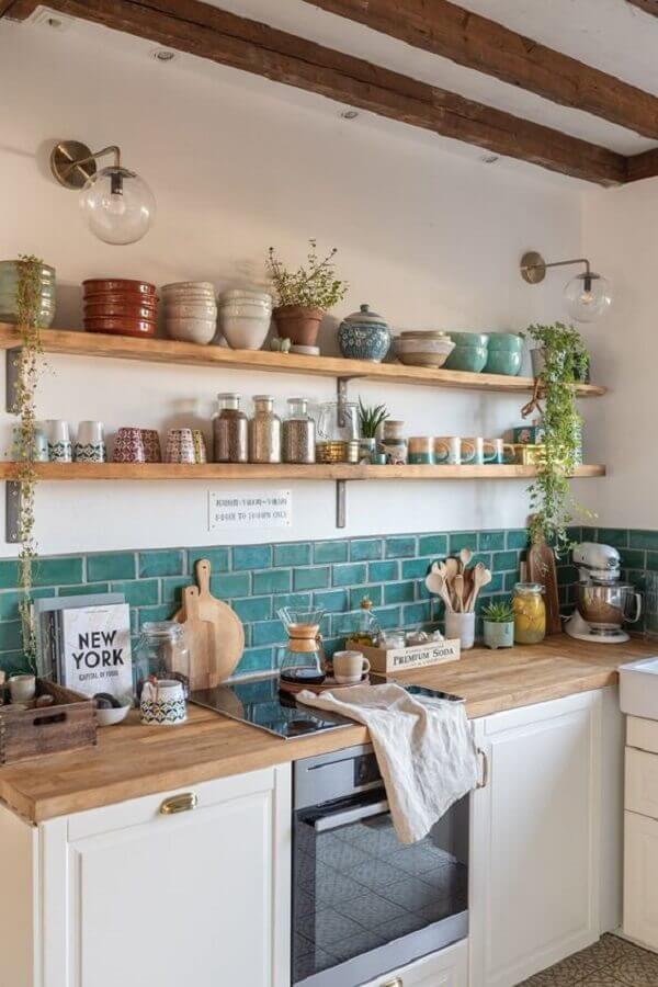 Decoração de cozinha simples com bancada de madeira e faixa de azulejo colorido Foto Decor Fácil