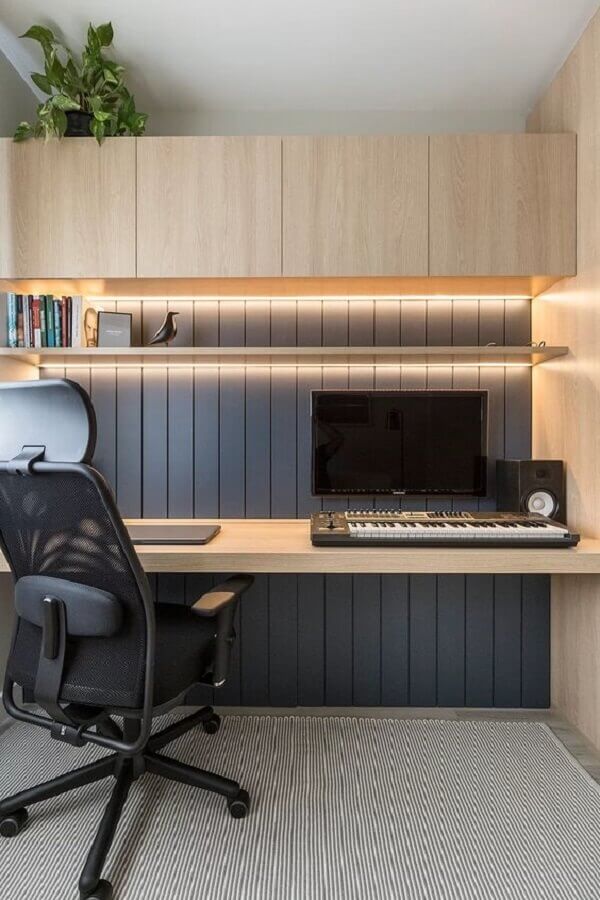 Decoração de escritório planejado com bancada de trabalho de madeira Foto 6MM Arquitetura