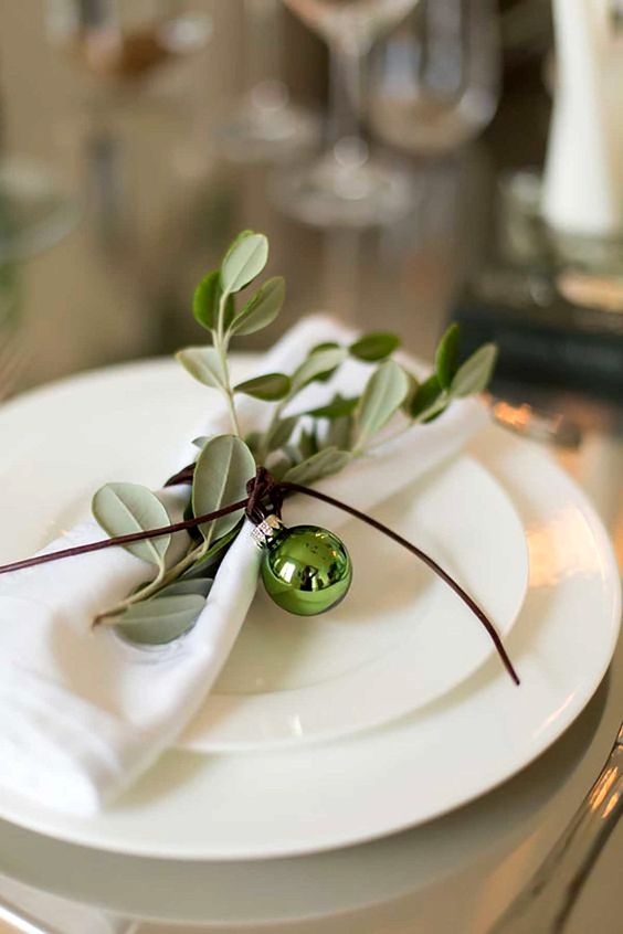 Decoração de festa com cores ano novo verde e branca na mesa de jantar