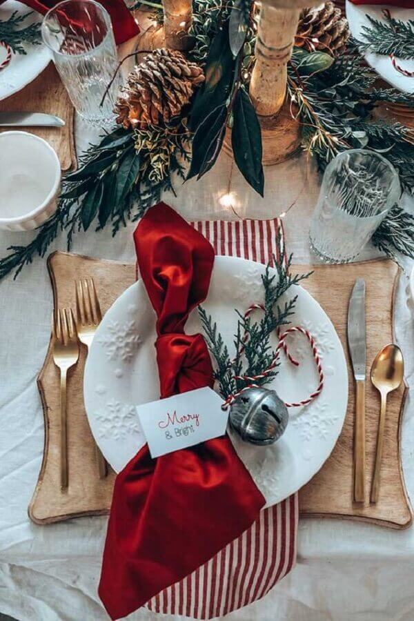 Decoração de festa de Natal com guardanapo vermelho e talheres dourados Foto Hallstrom Home