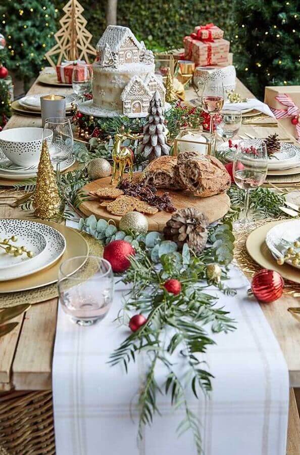 Decoração de festa de Natal rustica com bolo em formato de casinha Foto Hallstrom Home