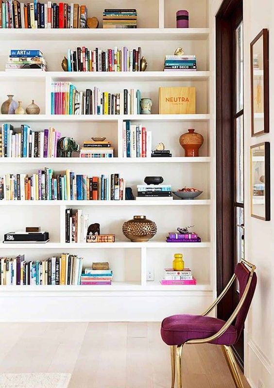 Decoração de gesso para sala de estar com livros e cadeira roxa