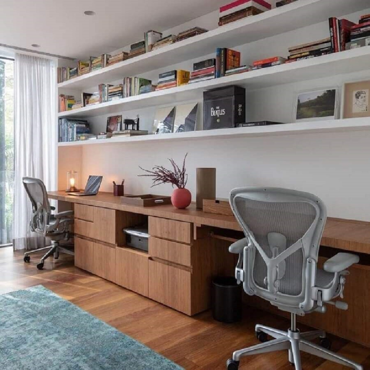 Decoração de home office com bancada de trabalho de madeira e prateleiras para livros Foto Sala 2 Arquitetura