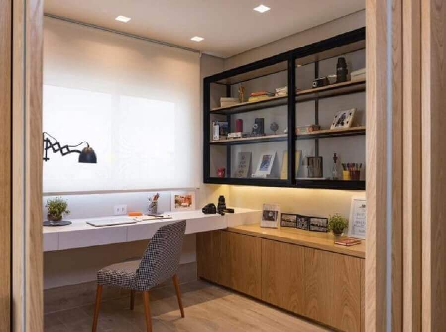 Decoração de home office com bancada de trabalho suspensa e luminária moderna Foto Lima Orsolini