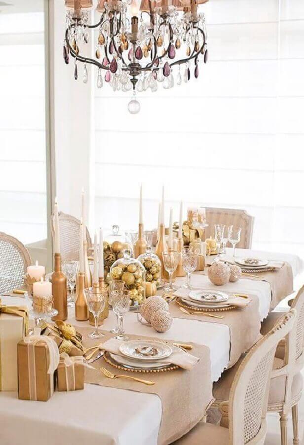 Decoração de mesa de ano novo branca e dourada com bolas de natal Foto Hallstrom Home
