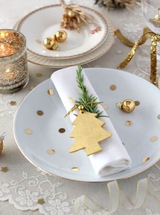Decoração de mesa de ano novo com toalha de renda e detalhes em dourado Foto Ayda Algin