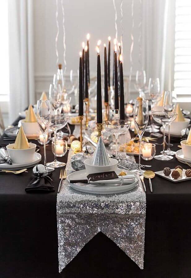 Decoração de mesa de ano novo preta com detalhes em prata e dourado Foto Pizzazzerie