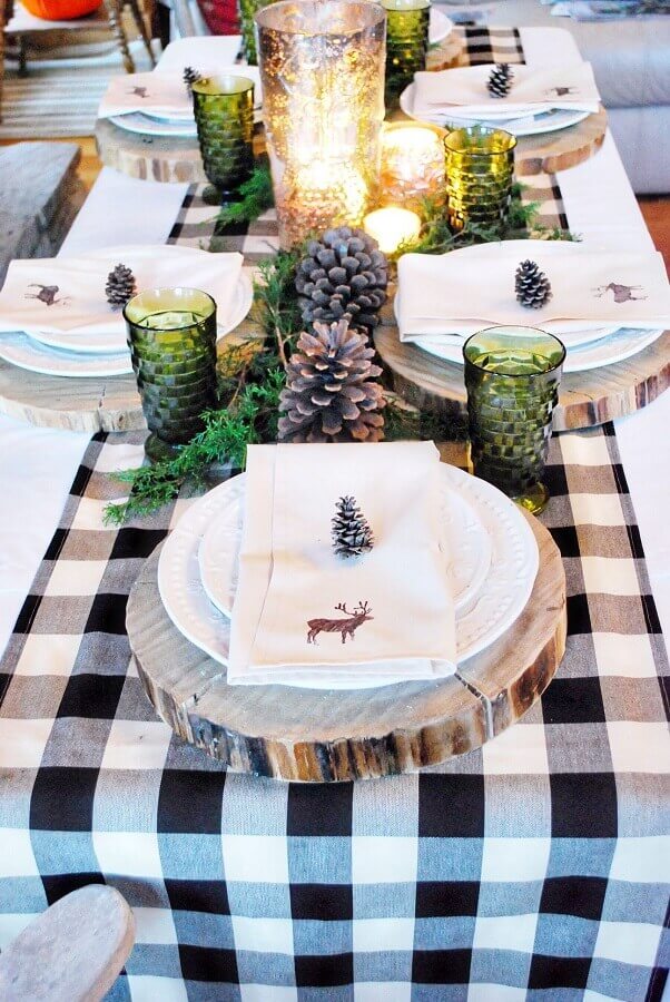 Decoração de mesa de ceia natalina com toalha xadrez e pinhas Foto Rustic e Woven