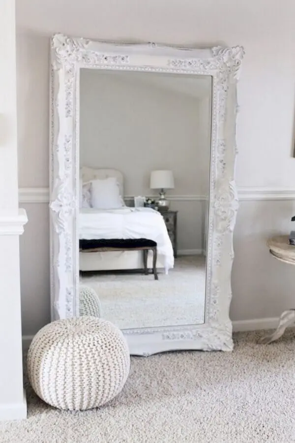 Decoração de quarto branco com espelho de corpo inteiro com moldura provençal Foto With Kendra
