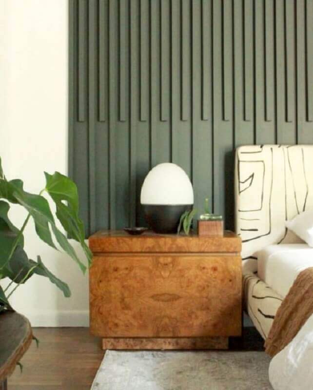 Decoração de quarto com criado mudo de madeira e parede ripada verde Foto Home Designing