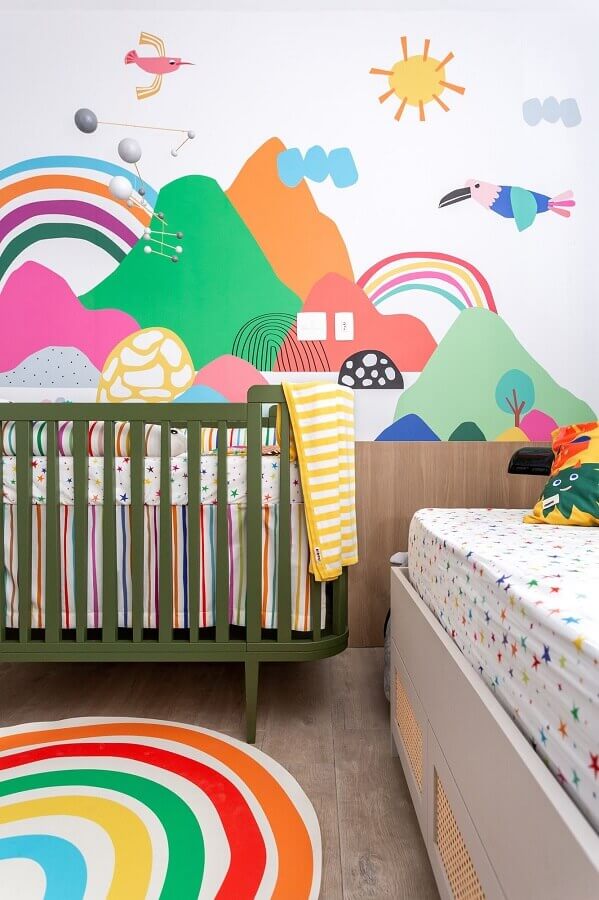 Decoração de quarto de bebê com papel de parede lúdico colorido Foto Mariana Lima para MOOUI