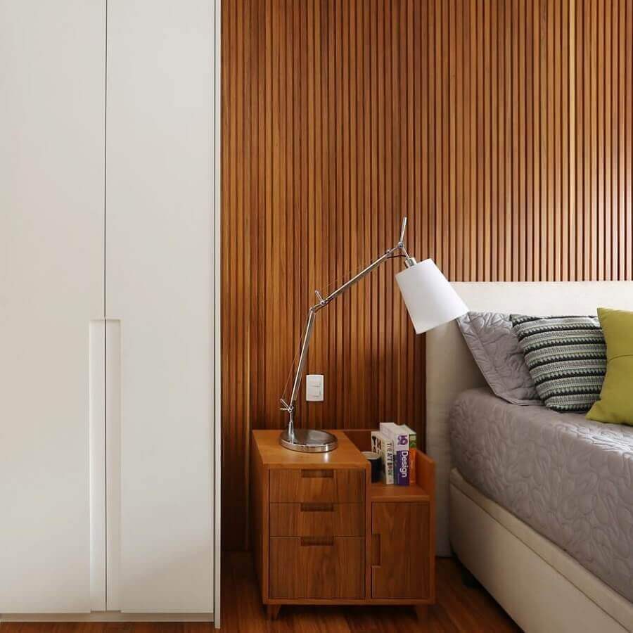 Decoração de quarto de casal com ripado de madeira na parede Foto Mandril Arquitetura
