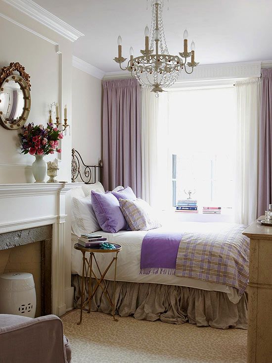 Decoração de quarto de solteiro na cor lilás com detalhes brancos e clássicos