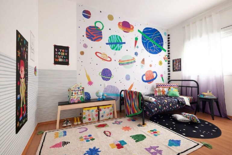 Decoração de quarto infantil com cama preta e papel de parede cosmos Foto MOOUI
