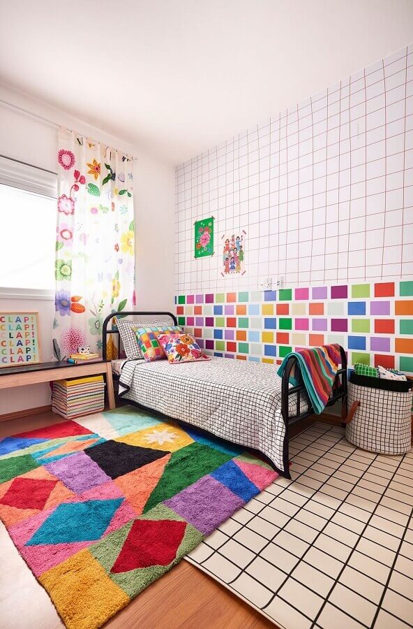 Decoração de quarto infantil com papel de parede geométrico colorido Foto Marcos Fertonani para MOOUI