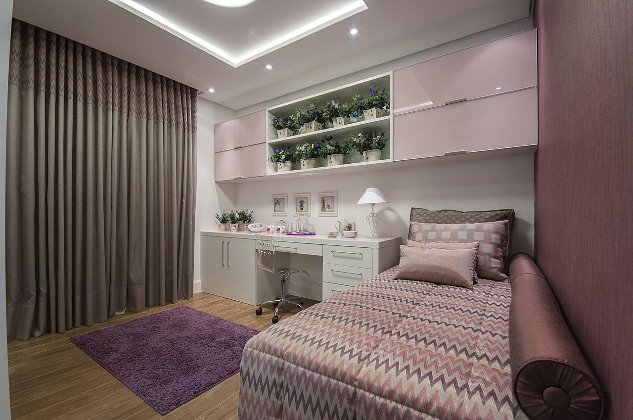 Decoração de quarto lilás com móveis brancos e parede pintada de roxo