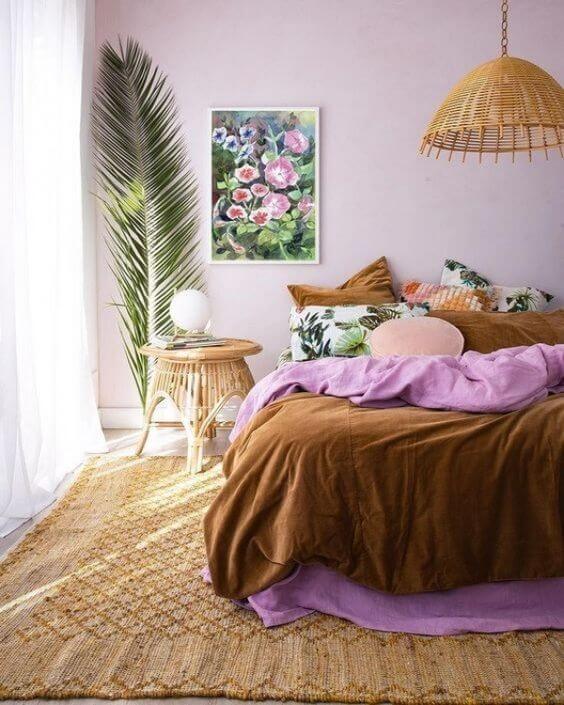  Decoração de quarto lilás com roupa de cama em tons terrosos