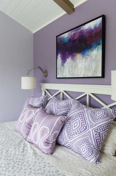 Decoração de quarto lilás e móveis brancos