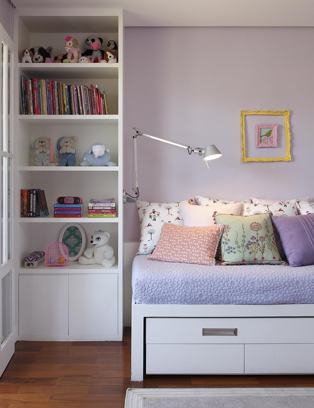 Decoração de quarto lilás infantil com móveis planejados
