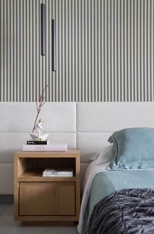 Decoração de quarto moderno com cabeceira estofada e parede ripada cinza Foto Revista Habitare