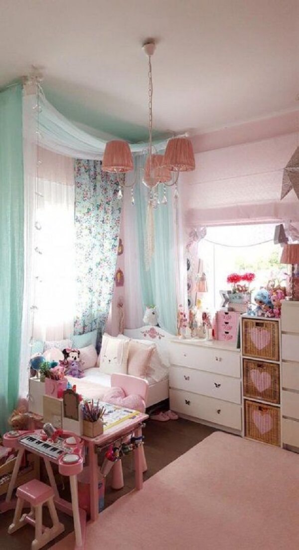 Decoração de quarto verde e rosa para crianças