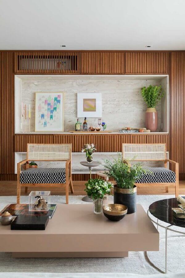 Decoração de sala de estar planejada com parede ripada de madeira Foto Arquitetas Luciana Penna e Olivia Messa