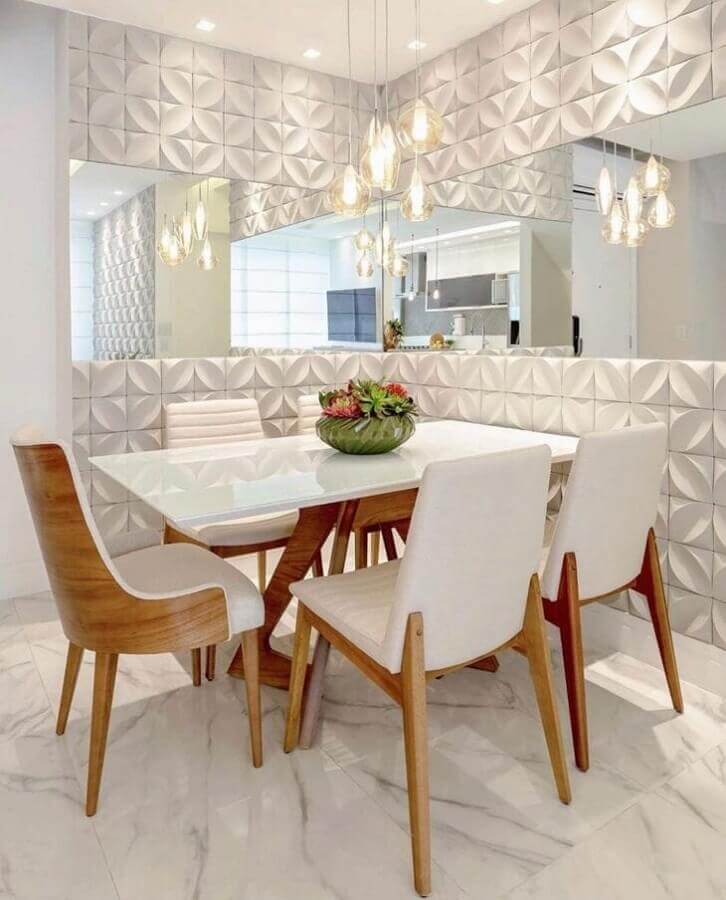 Decoração de sala de jantar branca com revestimento 3D e cadeira almofadada Foto Julianna Dinamarco Design