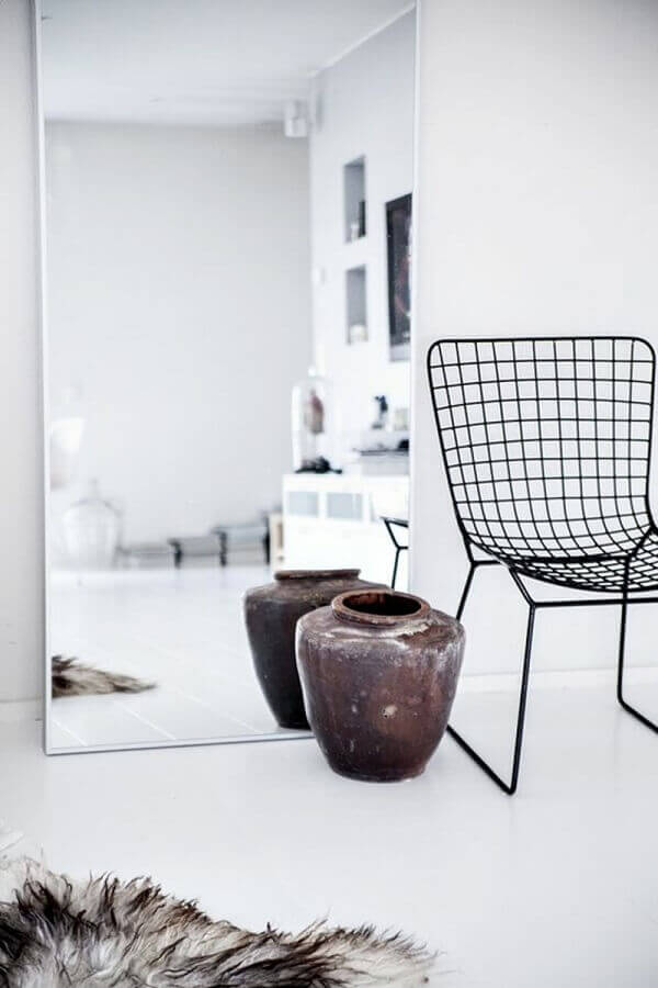  Decoração de sala minimalista com cadeira preta moderna e espelho de corpo inteiro sem moldura Foto Plan Reforma
