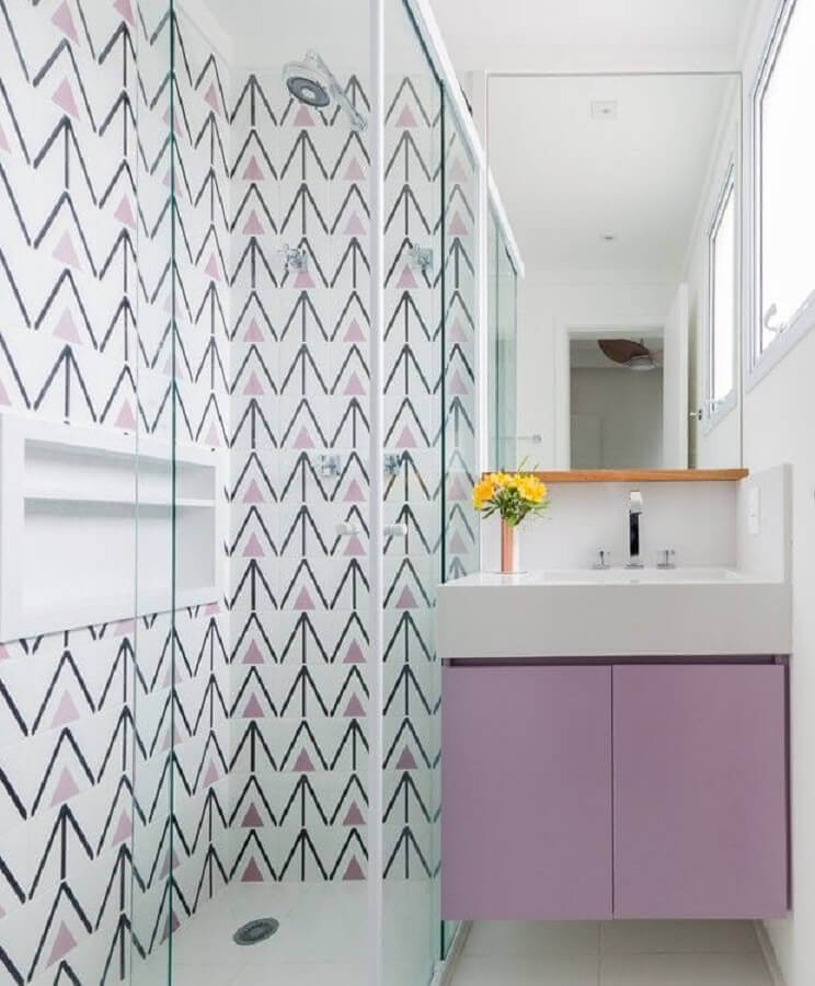 Decoração delicada para banheiro pequeno branco e lilás com azulejo colorido Foto Decor Fácil