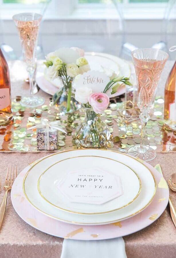 Decoração delicada para mesa de ano novo branca e rosa Foto Decor Fácil