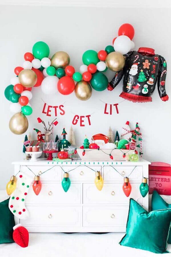 Decoração divertida para festa de Natal com balões coloridos Foto Decor Fácil