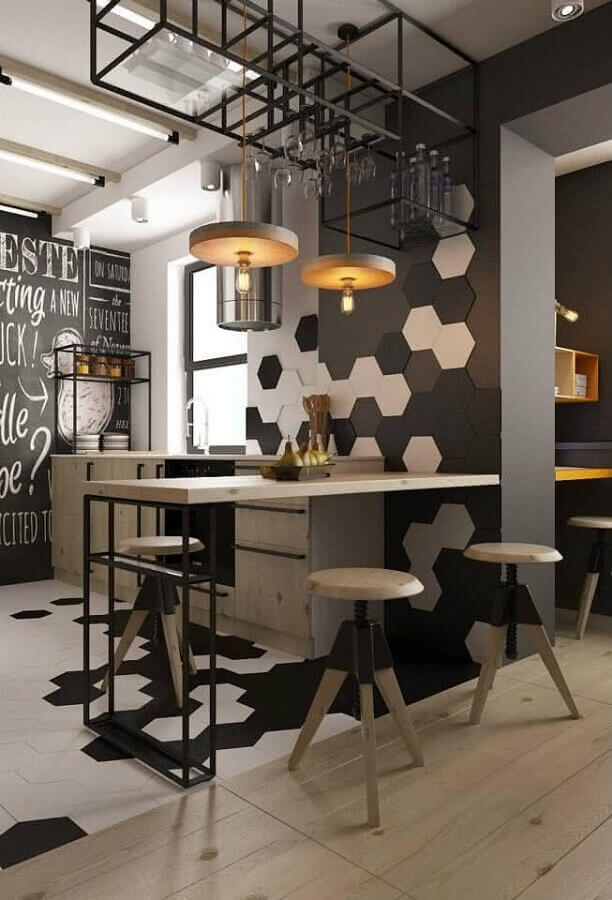 Decoração estilo industrial com revestimento hexagonal e banco para cozinha americana Foto Futurist Architecture
