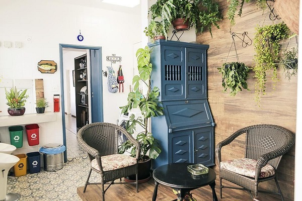 Decoração estilo vintage com móveis na cor azul e plantas
