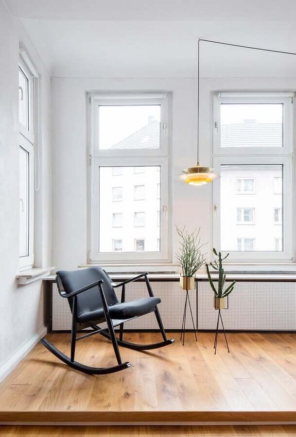 Decoração minimalista com cadeira almofadada de balanço Foto Jeito de Casa