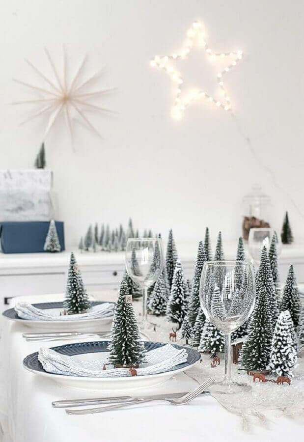 Decoração minimalista para mesa de ano novo com pinheiros de Natal Foto Dekotopia