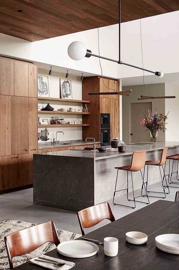 Decoração moderna com armários de madeira para cozinha com ilha conjugada com sala de jantar Foto Decor Fácil