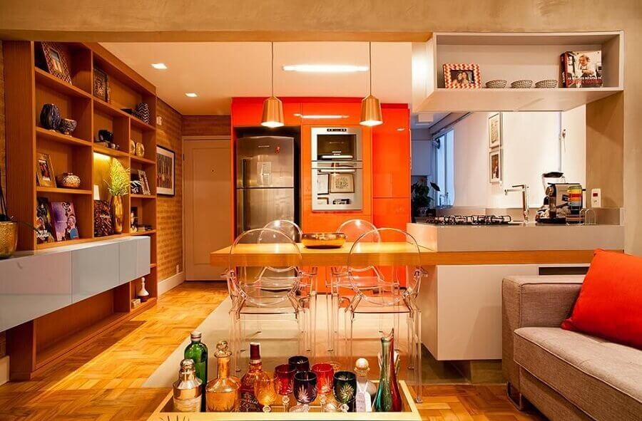 Decoração moderna com cadeiras transparentes para cozinha americana conjugada com sala Foto Studio Scatena Arquitetura