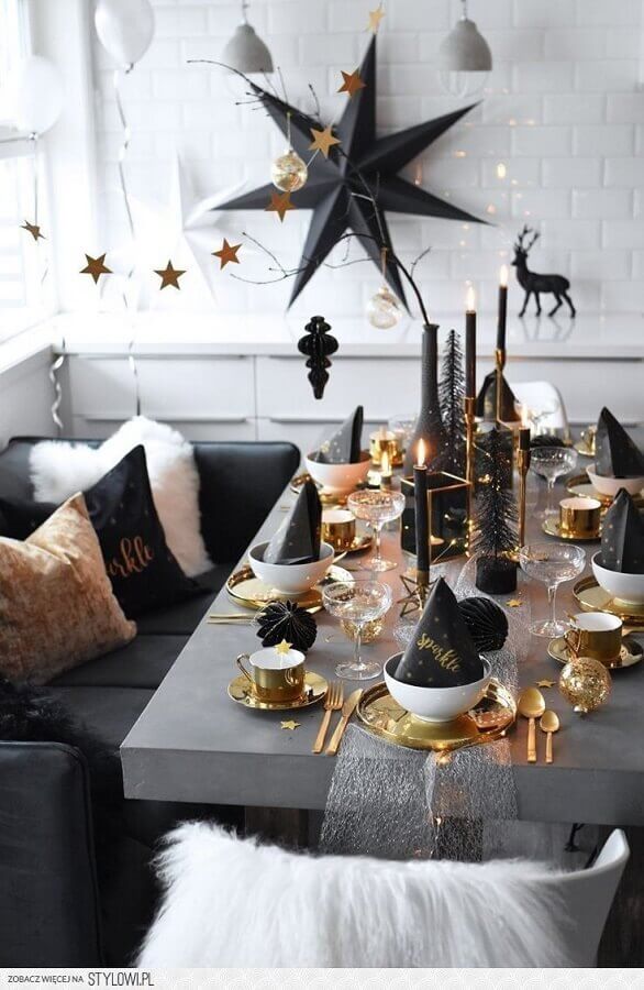 Decoração moderna com detalhes dourados para ceia natalina Foto Casa Très Chic