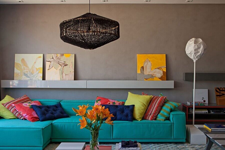 Decoração moderna com parede de cimento queimado e almofadas coloridas para sala Foto HomeIT