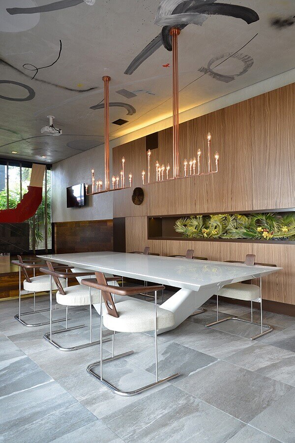 Decoração moderna de sala de jantar com cadeira almofadada de metal Foto Jorge Elmor