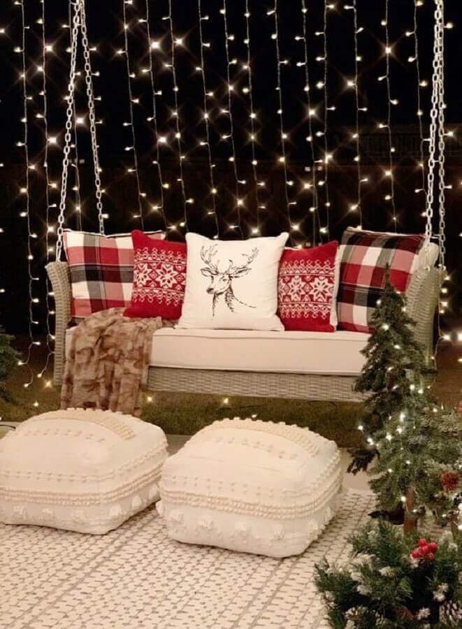 Decoração para festa de Natal com cortina de pisca pisca e almofadas temáticas Foto My Texas House