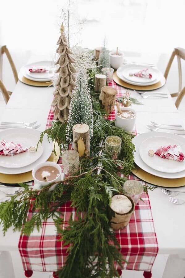 Decoração para festa de Natal com mini pinheiros e centro de mesa xadrez Foto Casa Trés Chic