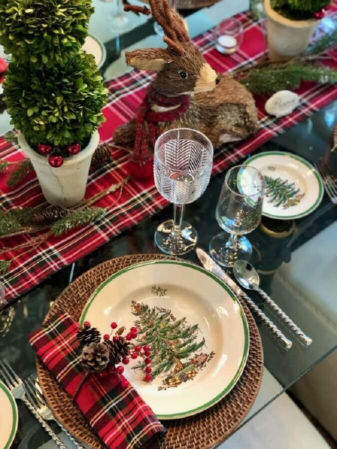 Decoração para festa de Natal com pratos temáticos e guardanapo xadrez Foto La figlia dei fiori