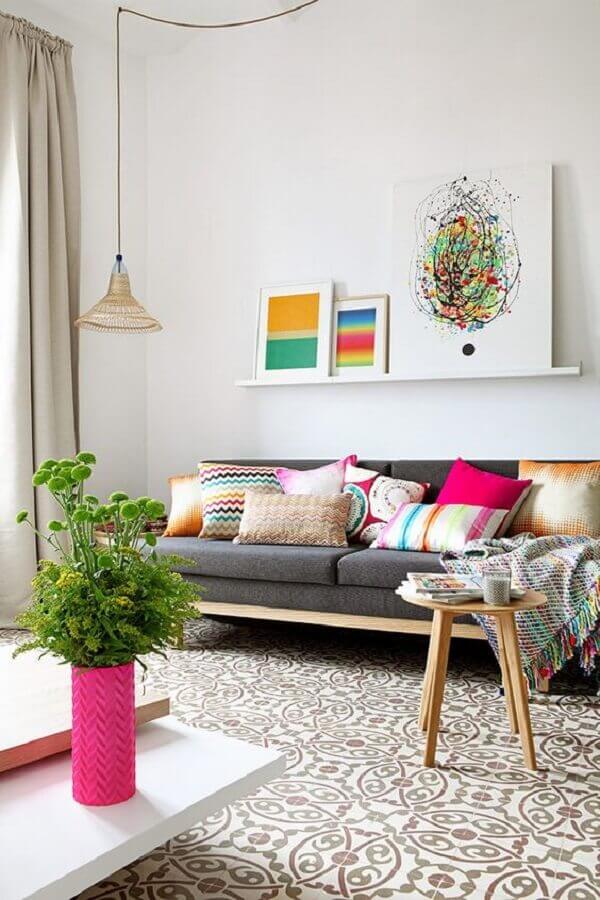 Decoração simples com almofadas coloridas para sala de estar Foto Casa Claudia